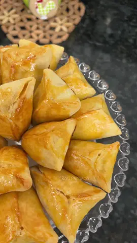 Me surpreendi com essa massa  Ingredientes  300gr de farinha de trigo  5 colheres de maionese  Frango ou carne para rechear  Atenção: As quantidades dos ingredientes porém variar de acordo com a marca, por isso recomendo que vá colocando q maionese aos poucos até dar o ponto.  #salgado #assado #receita #salgadinho #salgadofacil  