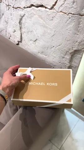 Гаманець від Michael Kors В наявності ✔️ •Модель : Medium Signature Logo Wallet  •Розмір:9х13.5см •Натуральна шкіра +лого канва •Подарункова коробка в комплекті    🏷️price:2900uah Викуплено  з офіційного сайту 🇺🇸  Можливий огляд у м.Чернігів