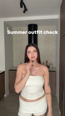 Czas na lato! A z pomocą przychodzi dziś @H&M i ich letnia kolekcja! Dajcie znać, która stylizacja podoba Wam się bardziej  #reklama