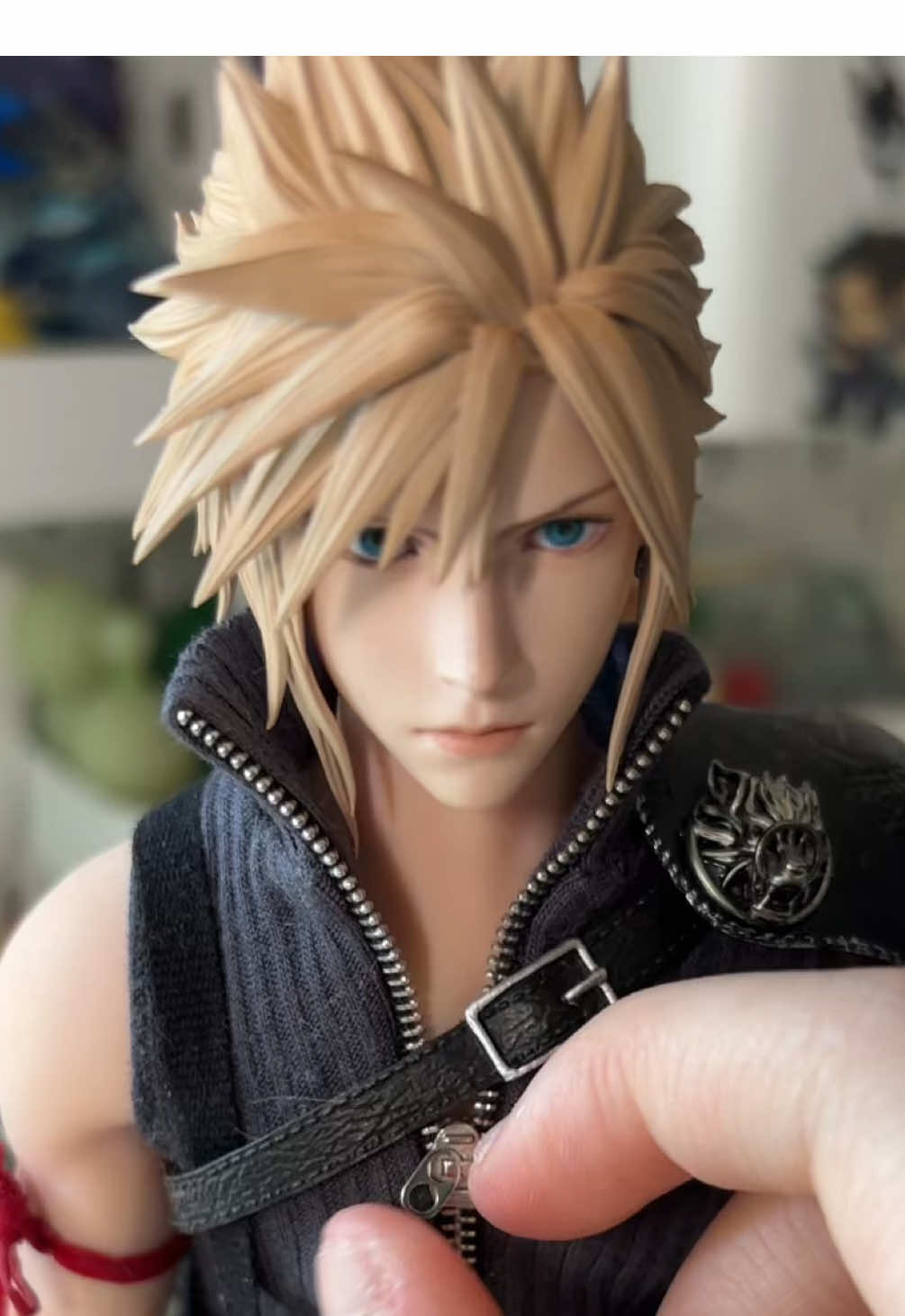 this is the gametoys 1/6 advent cloud before anyone asks :-) ive made him faceplant 10 times making this video.. im sorry mr strife.... PLEASE DO NOT BE LIKE ME AND LET UR FANCY RESIN FIGS FALL #cloudstrife #ff7 #finalfantasy7 #ffvii #cloud 