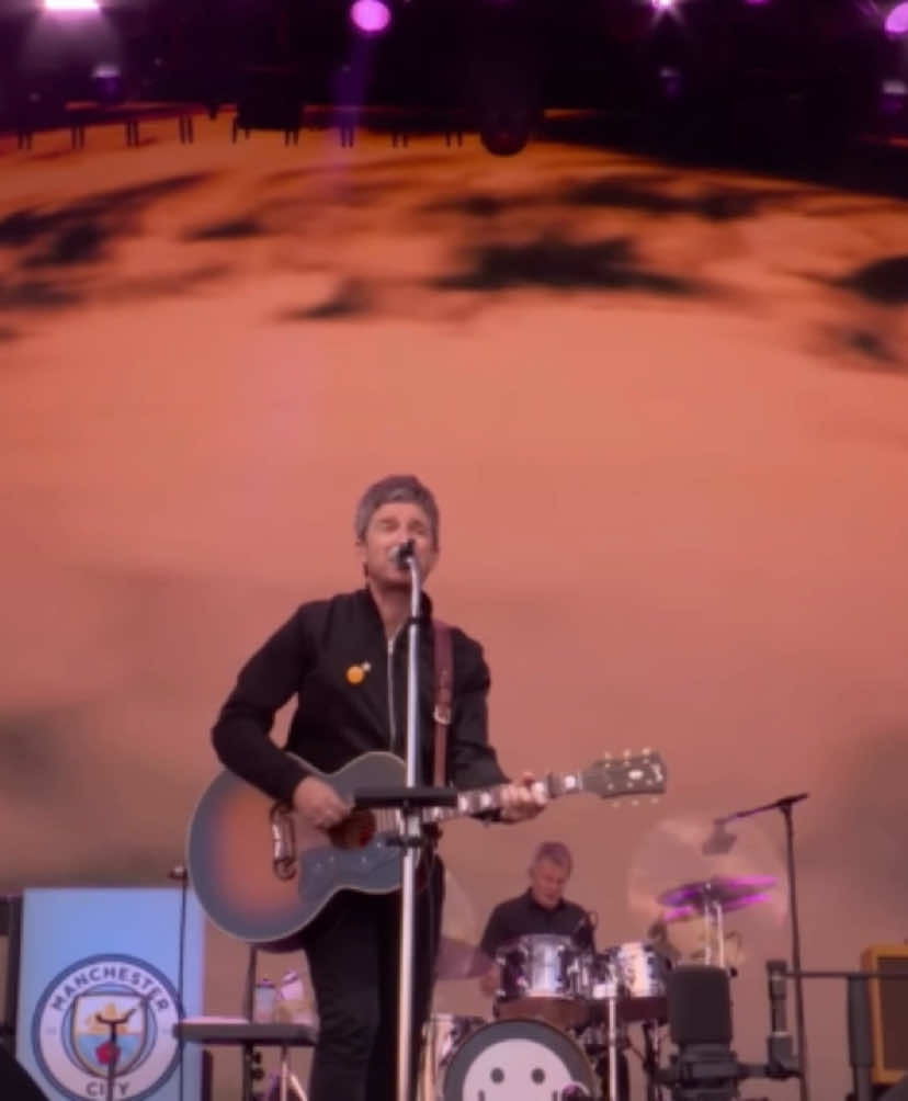#oasis #fyp #noelgallagher  High flying birds -half the world away live Glastonbury 2022