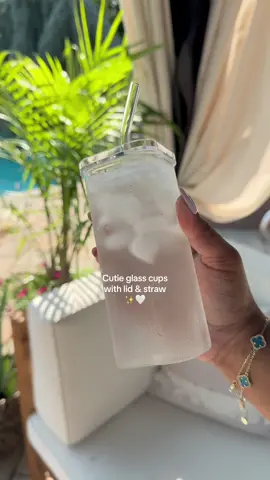I’m actually obsessed with these!! I love the square design and how they feel when I hold them! #glasscups #glasscupwithlidandstraw #cutecups #glassware #icedcoffeecup 