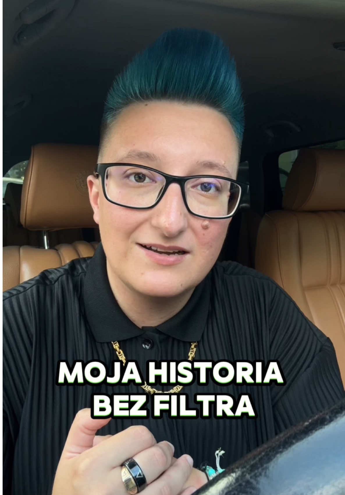 Przez lata udawałem, że wszystko gra. Że jestem „taki jak trzeba”. Aż w końcu pękło – i zacząłem żyć po swojemu. Nie było łatwo. Ale było warto. Dziś nie tylko jestem sobą. Tworzę swój biznes, swój świat, swoje zasady. Jeśli też masz wrażenie, że grasz nie swoją rolę – to może ta rolka jest właśnie dla Ciebie. #autentyczność #byćsobą #odwaga #niezależność #przedsiębiorczość #trading #networkmarketing #biznesonline #pracazdalna #finance #transman #mystory #Pride #lgbtqia #life #forex #staymotivated