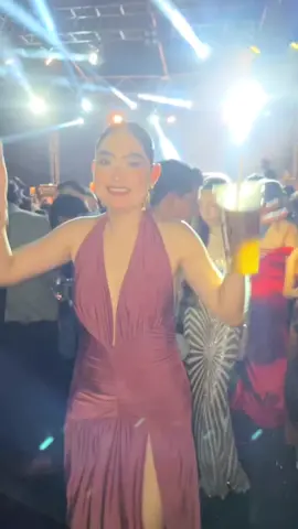 No estás triste, sólo necesitas escuchar a Tropicalísimo Apache en vivo 😍 jajaja salí reluciente como el alba, bien iluminada  #torreon #tropicalisimoapache #baile #prom2025 #leyes #uadec #viralvideos 