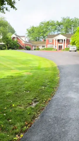 Aquí andamos trabajando para la gente rica dueños de tiendas grandes de Estados Unidos. Esta es una casa pequeña. #USA #RichPeople #Mexican #raza #landscape #illinois #everyone # 
