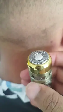 Mini barbeador elétrico com promoção aqui no Tik Tok shop muito útil prós homens e também para as mulheres #tiktokshop #tik 