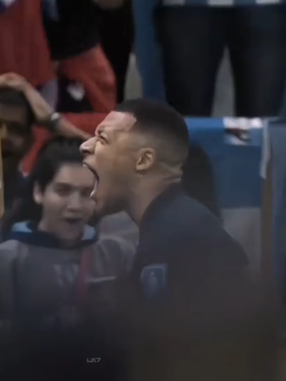 En la final del Mundial de Catar 2022, Kylian Mbappé fue una de las grandes figuras del partido. Aunque Francia empezó perdiendo 2-0 ante Argentina, Mbappé lideró una remontada épica al anotar dos goles en menos de dos minutos, empatando el marcador 2-2. Luego, en la prórroga, cuando Argentina volvió a tomar ventaja, Mbappé respondió una vez más con un tercer gol de penal, completando un hat-trick histórico en una final mundialista. A pesar de su actuación brillante, Francia perdió en la tanda de penales. Sin embargo, Mbappé fue el máximo goleador del torneo y demostró ser una superestrella del fútbol mundial. #mbappe #francia #psg #realmadrid  #worldcup #worldcup2022 #2022 #hattrick #triplete #gol #goles #Viral #fyp #parati #Soccer #futbol #futebol #realmadrid #psg #wink #CapCut 