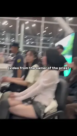 Fyi, jadi ada OP yang pengen ngasih barang ke ahyeon tapi barang itu malah mengenai asa, dan pemilik barang tersebut menjelaskan kalo dia ga sengaja kesandung kaki petugas keamanan dan lansung meminta maaf #asa #ahyeon #babymonster #airport #incident #foryoupage #fypシ 