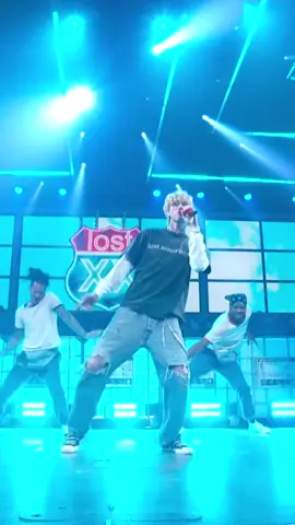 Ain't nothing clichè about @mgk's performance at the Kids' Choice Award! #KCA