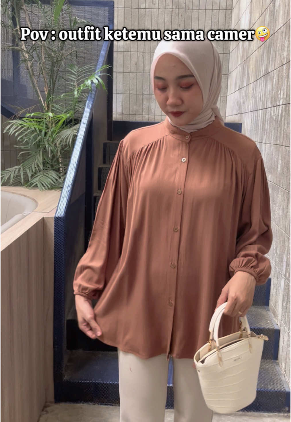 Yang salfok sama kemejanya cek keranjang deh🥰#kemejarayon #kemejastyle #fyp 