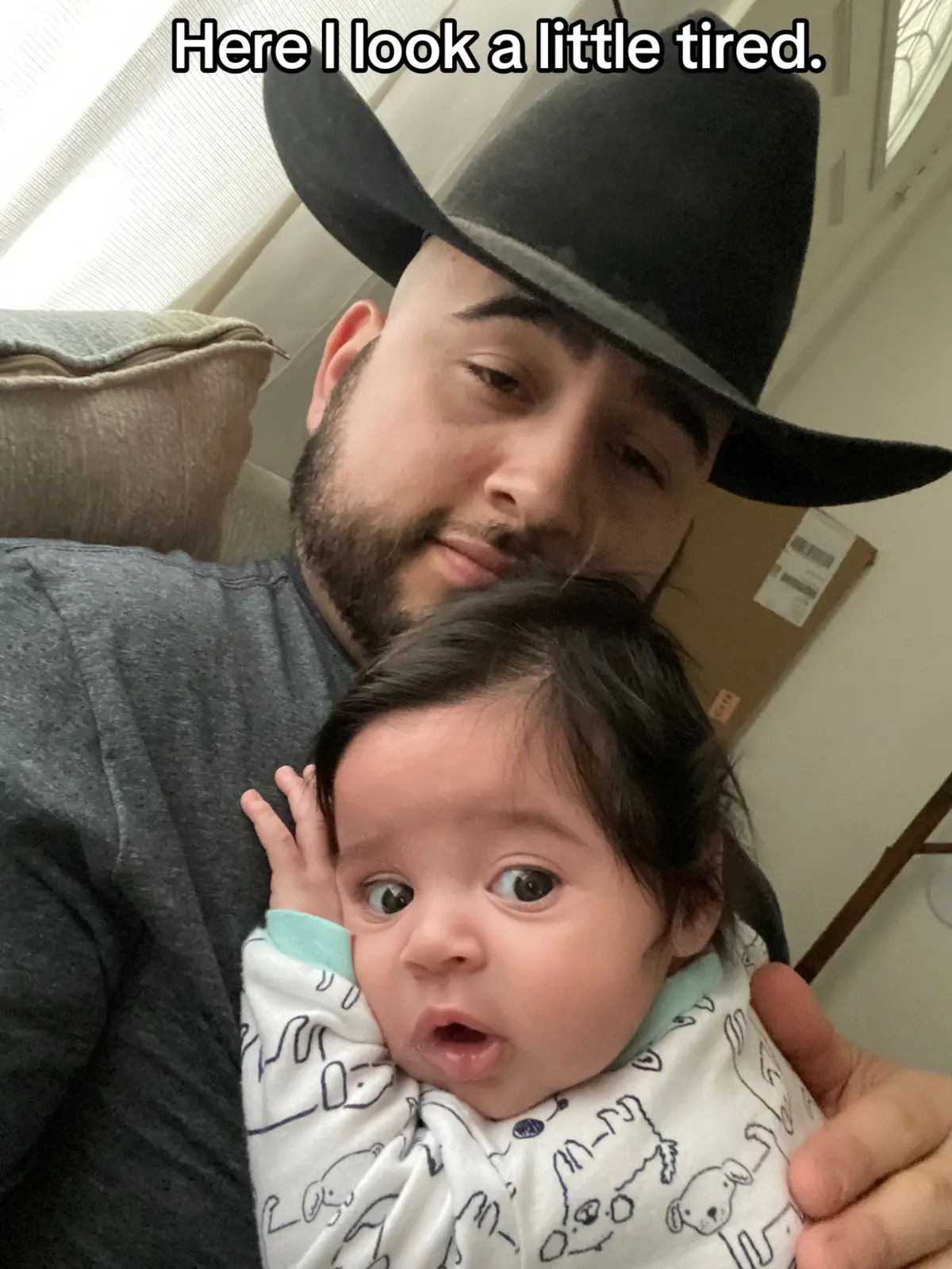 Here I look a little tired. Because I am a little tired. 😅 But wouldn’t trade it for anything. #DadLife #TwinDad #ParentingReality #GirlDad #SleepDeprivedButHappy #TiredButGrateful #FatherhoodUnfiltered #TikTokPais #VidaDePai #NewDadLife #RelatableParenting #FamilyTok #LatinoDad #PaiDeMenina #ParentingHumor #TikTokBrasil #FatherAndDaughter #CowboyDad #RealLifeDad #BabiesOfTikTok