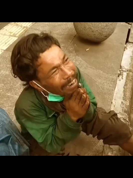 kang Dedi mulyadi beri bekal makan dan modal usaha pada pemulung ketiduran di jalan #kangdedimulyadi #bapakaing #kdm
