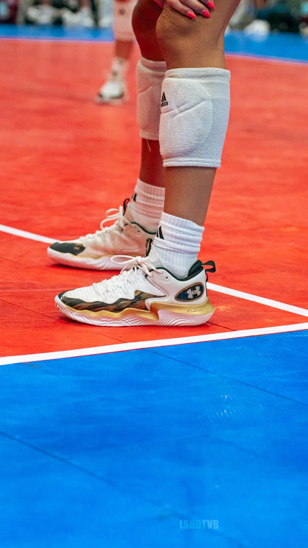 When the other team walks onto the court with the newest @uanext volleyball shoe… swipe to see what happens🫣🫣 #UANEXT #squadgoals  #aaunationals #aauvolleyballnationals #nationals #underarmour #lookatthis