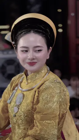 “Trước toà vàng con xin trời Phật chứng minh “🙏🙏🙏       Nếu được hỏi một lần nữa: “Con có hối hận không?” Thì con vẫn sẽ mỉm cười, lặng lẽ đáp rằng:      Không.     Bởi trong từng bước chân con đi, có cả những vết chai của tự lực, cả máu – cả nước mắt – của một hành trình con chưa từng buông bỏ.     Không dắt tay, nhưng con vẫn tự đứng.    Không  chỉ lối, nhưng con vẫn tìm ra đường.     Con học từng chút một, từ những thiếu sót, từ những va vấp, từ những lần tưởng chừng gục ngã – mà vẫn đứng dậy, chỉnh lại áo mũ, bước tiếp như chưa từng mỏi mệt.      Không ai nhìn thấy những lần con   khấn không thành tiếng,… con đã từng cô đơn đến mức nào trong chính con đường Đạo mình chọn. Nhưng con biết – Phật Thánh biết 🙏    Con không cần sự thương hại, không cần lời tung hô, không cần bất cứ danh xưng nào.    Điều duy nhất con cần – là được sống đúng với tâm đạo của mình, và giữ vững cái khí chất không bao giờ vong nghĩa.    Dù có ra đi, con cũng đi trong sự đàng hoàng, biết điều.     Cúi chào tử tế.🪷 Chỉ lặng lẽ dời bước – như một cánh chim đã đủ lớn để bay về vùng trời riêng của số mệnh.    Có những cánh cửa khép lại – không phải vì oán hờn, mà vì đã đến lúc một hành trình khác được mở ra.    Có những kết thúc – là khởi đầu. Và có những chia tay – là một cách giữ lại trọn vẹn nhất cái nghĩa từng có . Con tự hào…    Vì dù không ai thấy, nhưng con biết mình đã sống đúng.    Không hơn thua.    Không rạch ròi công – tội.    Con đã chọn phần khuất – chọn làm nền chọn lặng lẽ. 🪷 Con mặc kệ những lời dèm pha, những câu chuyện không có thật, con chọn giữ cho mình chút sự tôn trọng cuối cùng…..   Nhưng trong sự lặng lẽ đó, có một thứ không ai lấy đi được: “Đó là tấm lòng con dành cho Đạo – sạch như giọt nước đầu nguồn.” 🪷Và nếu ai đó thương con – xin hãy thương con vì con đã sống như vậy.    Còn nếu ai đó trách con – con cũng nguyện xin gánh hết, để người yên lòng.    Chỉ cần Thánh Tiên chứng minh.    Chỉ cần Trời Phật soi tâm. Và chỉ cần chính con – nhìn lại, mà không cúi đầu, không hối tiếc về bất cứ điều gì 🙏🙏🙏      Bởi con tin     Không ai đi hết một hành trình chỉ để được gọi tên.     “Người tu thật – đi để lớn lên, để trưởng thành”🙏🙏🙏🙏  #dieuminhchau 