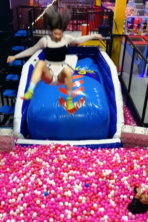 The best fun trampoline 2 🤣🤣 #funny #fun #funyvideo #trampoline #funnytiktok #fyp #foryou #viralvideo 