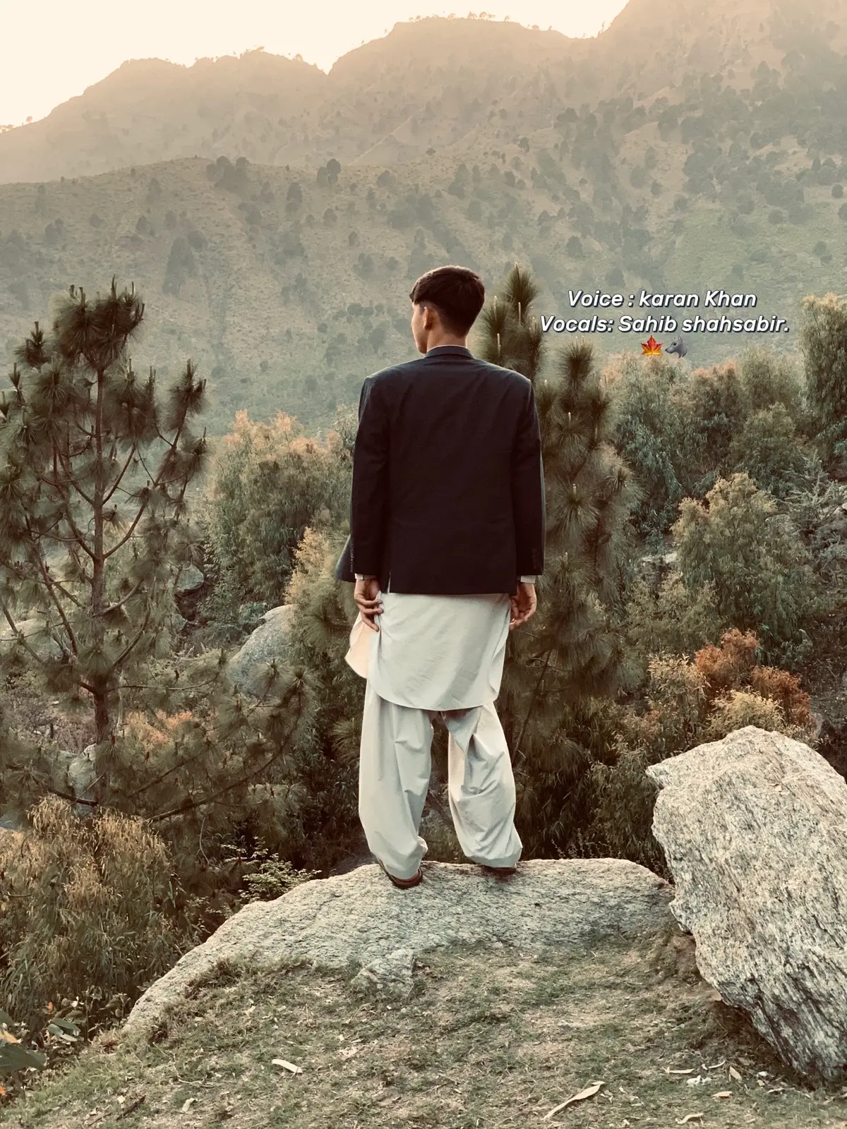 ذہ کلہ د الفت د میکدو لیونے نہ وم زہ کلہ د خایست د رنگینو لیونے نہ وم زہ کلہ د الفت د عظمتونو نہ منکر وم زہ کلہ د خایست د کمالونو نہ منکر وم ما کلہ پہ زخمونو کی سپرلی نہ دی ستایلی ما کلہ پرہرونہ پہ ازغو نہ دی گنڈلی ما کلہ د گلونو د یارۍ نہ توبہ کڑی ما کلہ د رنگونو رنا نہ دہ نغمہ کڑی زما پہ برخہ کلہ لیونی غمونہ نہ وو زما پہ لمن کلہ د تہمت داغونہ نہ وو زہ کلہ زما گرانہ د زڑہ سرہ مین نہ وم زہ کلہ باغی نہ ومہ خود سرہ مین نہ وم زہ تل د محبت د عظمتونو ثنا خوان یم زہ ٹول عمر پہ دی گناہ د ژبی اویزان یم زہ نن ہم د پرون غوندی پہ دی گناہ لتاڑ یم زہ نن ہم د فتوو د توپو مخی تہ ولاڑ یم زہ نن ہم د سپرلی ہرہ خکالو نغمہ کومہ زہ نن ہم زندگی د محبت پہ تار تڑمہ زما زڑہ خو ہم ہغہ دی چی تاتہ می خودلی زما لیونتوب ہغہ دی چی تا خپلہ لیدلی خوزہ ددغو ٹولو حادثو سرہ بلد یم د زان د سوزیدو د تماشو سرہ بلد یم ما ٹول عمر ہم دا کڑی دا اوس چی سہ کومہ ہم دغسی پخوا و مہ دا اوس چی سنگہ یمہ زما ژوند خو ہم ہغسی بی سرہ لیونتوب دی زما سترگو کی ہغسی یو غنی غنی خوب دی کہ تہ د نعمتونو د تیارو نـــہ یـریدلی کہ تہ ددی خبرو دغو خولو نہ یریدلی کہ دغہ بوږنوونکی یری ترہی دی پہ زڑہ وی تراوسہ ولی چوپ وی د زڑہ سرہ سہ دی نہ وی اوس سہ وشو چی داسی یریدلی یی اوتر یی ما ہم یرول غواڑی لیونی یی زورور یی زہ سہ وکڑم ستا و منم د ژوندہ لاس پہ سر شم د مینی نہ توبہ کڑمہ د مینی نہ منکر شم نہ نہ زما نہ نہ کیږی دا نہ کیږی دا نہ شی زما لمن دی چری پہ دروغو پاکہ نہ شی زما زڑہ دی د مینی د عظمت پہ گناہ تور یی زما پہ نوم دی دغسی یــو ســل الـزامـہ نـور یــی تہ زہ ورزہ چی تاتہ پکی پیخہ نورہ نہ شی زما پہ الزامونو دی لمنہ تورہ نہ شی زما مینہ خود سرہ دہ باغی دہ تاوانی دہ زما ژوند لاتردی ورزی بایللی جواری دہ. صاحب شاه صابر
