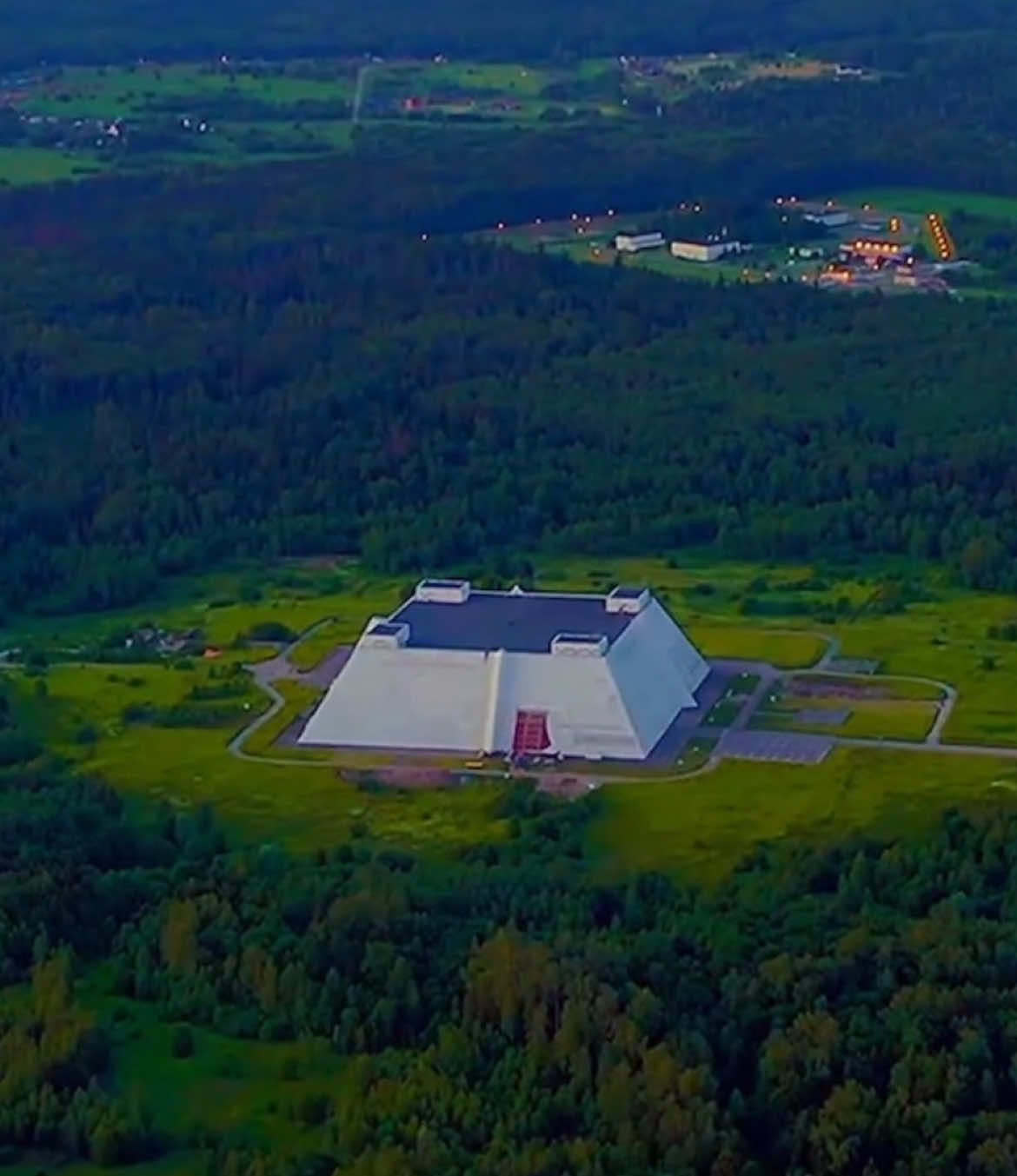 🇷🇺Don-2N is capable of detecting objects such as warheads at a distance of up to 3.700 km. It can detect smaller objects at a range of up to 2.000 km, and objects with a diameter of 5 cm can be detected at a distance of 1.000 km #don2n #russia #radar #slavarussia #viral 