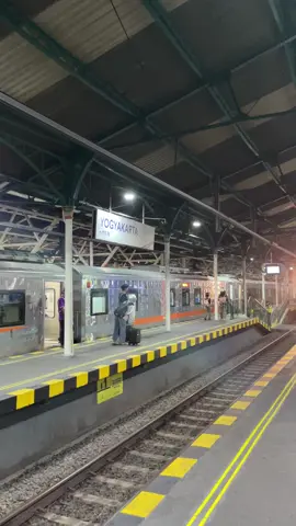 punya kenangan apa di stasiun jogja? #storyjogja 