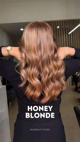 Warna manis yang cocok di semua tone kulit ? Honey blonde jawabannya✨ Yuk, cobain sekarang😍 #salonmalang #malang #saloncantik #colormalang #salonviral #salonvibes #beautycare #salonkarangploso #hairstyle #beauty #vinabeauty 