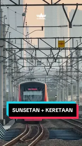 Satu titik dua yg di dapatkan. Sunset plus kereta #jakarta #jakartavibes #jakartakeras #inibaruwaw #wawchannel #commuterline #railfans #stasiunmatraman 
