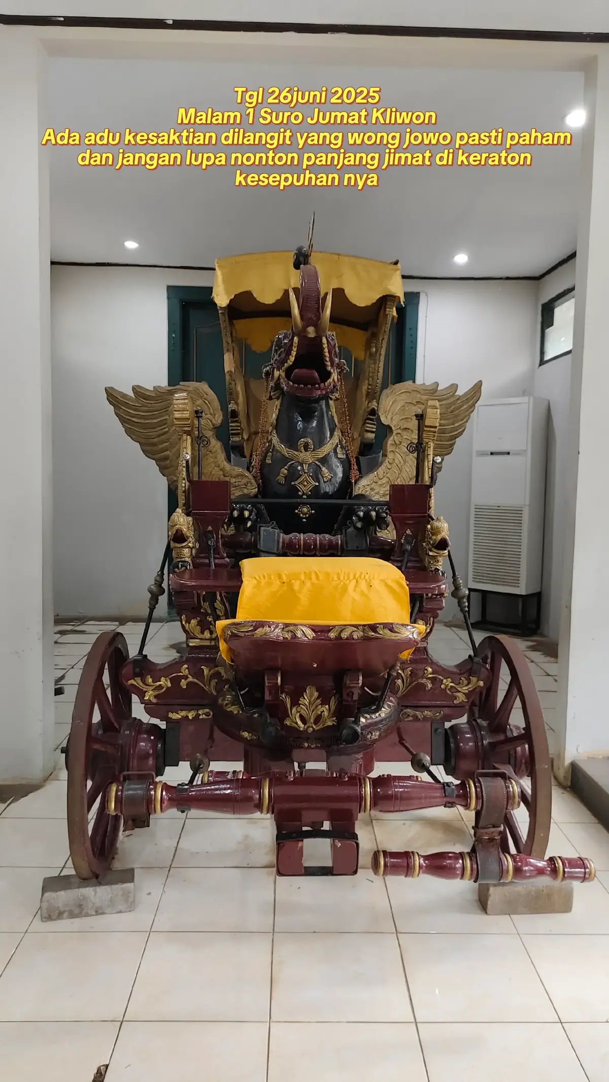 Museum Keraton Kasepuhan banyak menyimpan benda-benda pusaka bersejarah. Benda-benda pusaka itu di antaranya merupakan peninggalan raja-raja Cirebon dari masa ke masa. Salah satu benda pusaka yang masih tersimpan di Museum Keraton Kasepuhan adalah Kereta Singa Barong. Benda pusaka ini merupakan kendaraan yang biasa digunakan para Sultan Cirebon setiap menggelar kirab pada 1 Muharram.