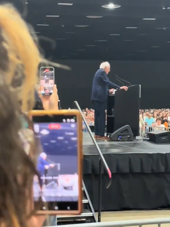 Bernie Sanders #BernieSanders #Iran #DonaldTrump  #WorldWar #ForYouPage  #FYP  #DrakkarLaroche 