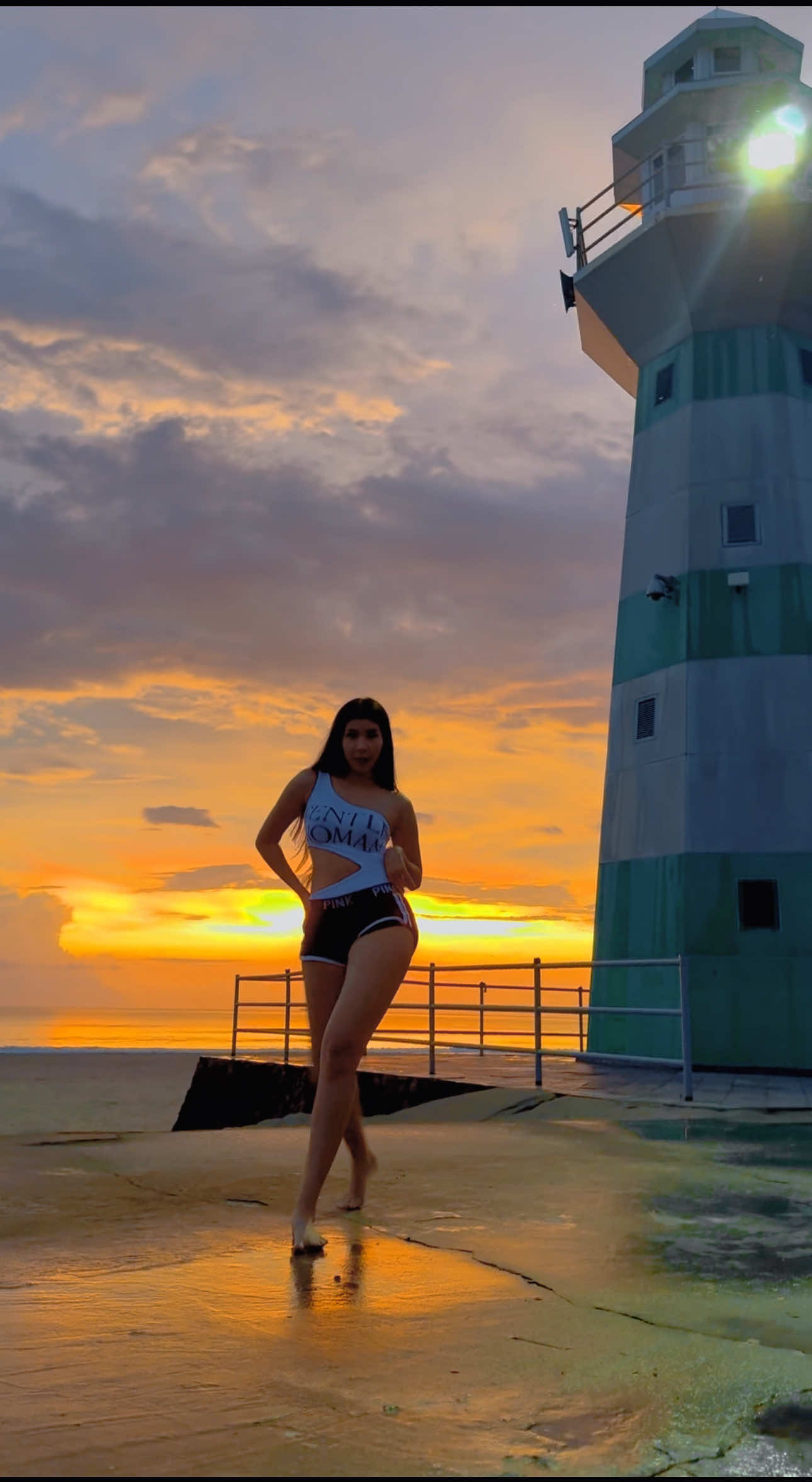 နေဝင်ချိန်မှာ အမိအရလေး😸😍 #younethirikyaw #ineedagirl #sunsetlover #dance #sea #foryou 