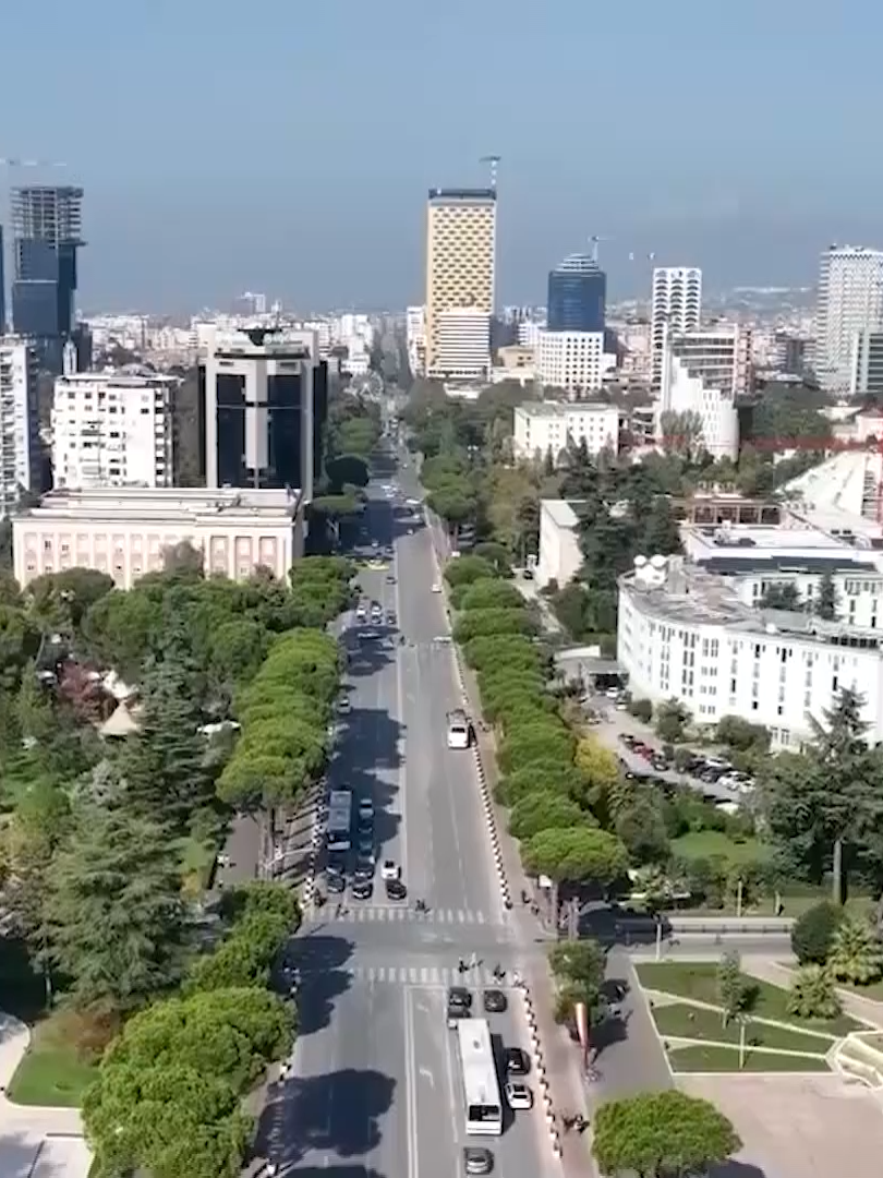 Femrat me poste drejtuese paguhen më shumë se meshkujt -  Shqipëria, e para në botë për barazinë në paga mes burrave dhe grave