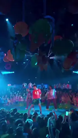 Performing on the slime pit at the Kid’s Choice Awards 2025.  Choreo: Sienna Lyons 💫 Thank you @BELISARIO for finding this clip. 🧡