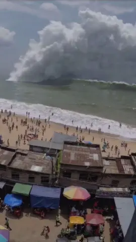 Tsunami Strikes Unaware Beachgoers #tsunami#beachpanic #naturalcatastrophe #verticalcinema #megawave #suddenimpact #vfxshorts #coastaltourism #tsunamiscene