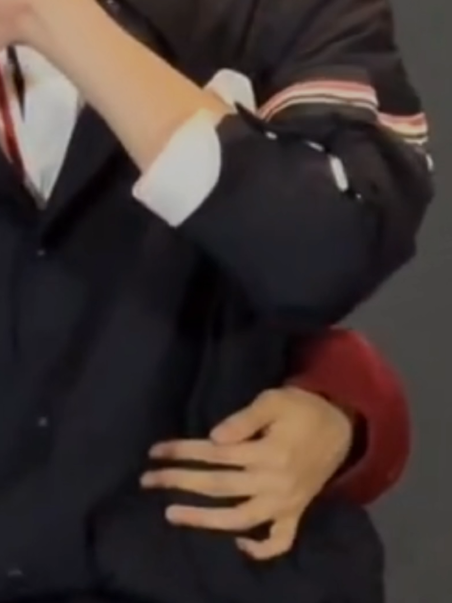 SOFT BOYFRIEND CHA JUNGWOO nth part 🥺 Từng cái động chạm dù thế nào vẫn nhẹ nhàng hết mức có thể 🥺 Ôm eo anh cũng nhẹ nhàng đặt tay, lúc anh giơ tay ra ẻm đang thu tay lại mà vẫn kịp giảm tốc độ để có thể nhẹ nhàng nắm tay anh, rồi khi Hoyoung chào fan và di chuyển, Jungwoo đã chuyển động cổ tay và bàn tay để thuận theo anh, giúp anh sẽ không có khả năng đau dù cái này nhỏ xíu 🥺  Ngọt ngào từng hành động nhỏ nhặt thế này bảo sao chỉ cần đứng gần nhau là búng ra chems 🥹  #kimhoyoung #chajungwoo #김호영 #차정우 