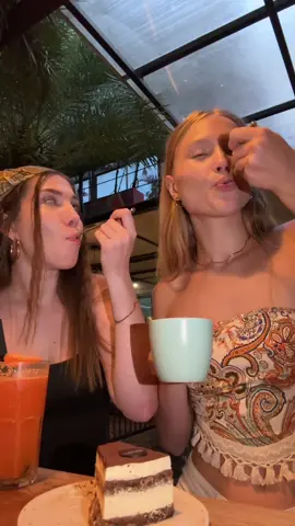 girls are such girls😊 @itsronyrocket ❤️ #girl #fyp #recommendations #funny #beautiful #trend 