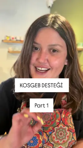Şimdi Part 1’de KOSGEB desteğinin ikiye ayrıldığını ve iş kurma desteğini anlattım. Bu videoda, herkesin kafasını karıştıran o bölüme geliyoruz: KOSGEB’e proje sunmak ne demek? KOSGEB, sadece “ben kafe açacağım” diyene destek vermez. Kime verir biliyor musun? Planı olan, işi kafasında değil kâğıtta net olan girişimciye destek verir. Yani sen, başvuru sırasında bir iş planı / proje sunarsın. Bu projede şunları net bir şekilde yazmalısın: 	•	Hangi sektörde faaliyet göstereceksin? 	•	Hangi ürünü/hizmeti sunacaksın? 	•	Hedef müşteri kitlen kim? 	•	Hangi ekipmanları alacaksın (tek tek yaz)? 	•	Ne kadar personel çalıştıracaksın? 	•	Aylık tahmini gider-gelir hesapların neler? KOSGEB bu plana bakar ve der ki: 👉 “Bu iş gerçekçi mi?” 👉 “İstenen destek kalemleri işin doğasına uygun mu?” Bu proje onaylanmadan destek başlamaz. Ve çok kritik bir şey daha var: ✅ Projeye ne yazdıysan, sadece o kalemler desteklenir. Yani plan dışına çıkarsan, ‘Ben bunu da aldım, bunu da karşılayın’ diyemezsin. Revizyon isteyebilirsin ama onay gelmeden harcama yaparsan ödeme yapılmaz. Özetle şunu unutma: KOSGEB’te destek kâğıda göre işler. Ne hayal ettiğine değil, ne yazdığına bakarlar. Sonraki videoda bu projenin nasıl yürütüldüğünü, 36 aylık süreçte neler yapılması gerektiğini anlatacağım. Eğer iş kurmayı düşünüyorsan bu videoyu kaydet, paylaş, sorularını yorumlara bırak. Çünkü bu işler lafla değil, bilgiyle yürüyor . ⸻ #KosgebDestekleri #KendiİşiniKur #KosgebProjesi #GirişimcilikDesteği #KOSGEB2025 #İşiniKur #DevletDestekleri #YeniGirişimci #KadınGirişimciler #KOSGEBBilgilendirme #BilgiVideoları #İşKurmaSüreci #KOSGEBeğitimi #ProjeHazırlama #GirişimcilikRehberi #İşPlanı #KOSGEBNedir