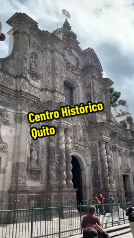 🏛️⛪ En pleno corazón de Quito, el antiguo Banco Central y la majestuosa Iglesia de la Compañía de Jesús se imponen con su historia y arquitectura única. Un contraste de poder civil y espiritual que define el alma del Centro Histórico. #ElParaisoEnLaMitadDelMundo #4Mundos1Ecuador #MostremosElEcuadorAlMundo #CentroHistórico #QuitoColonial #CompañíaDeJesús #patrimoniounesco 