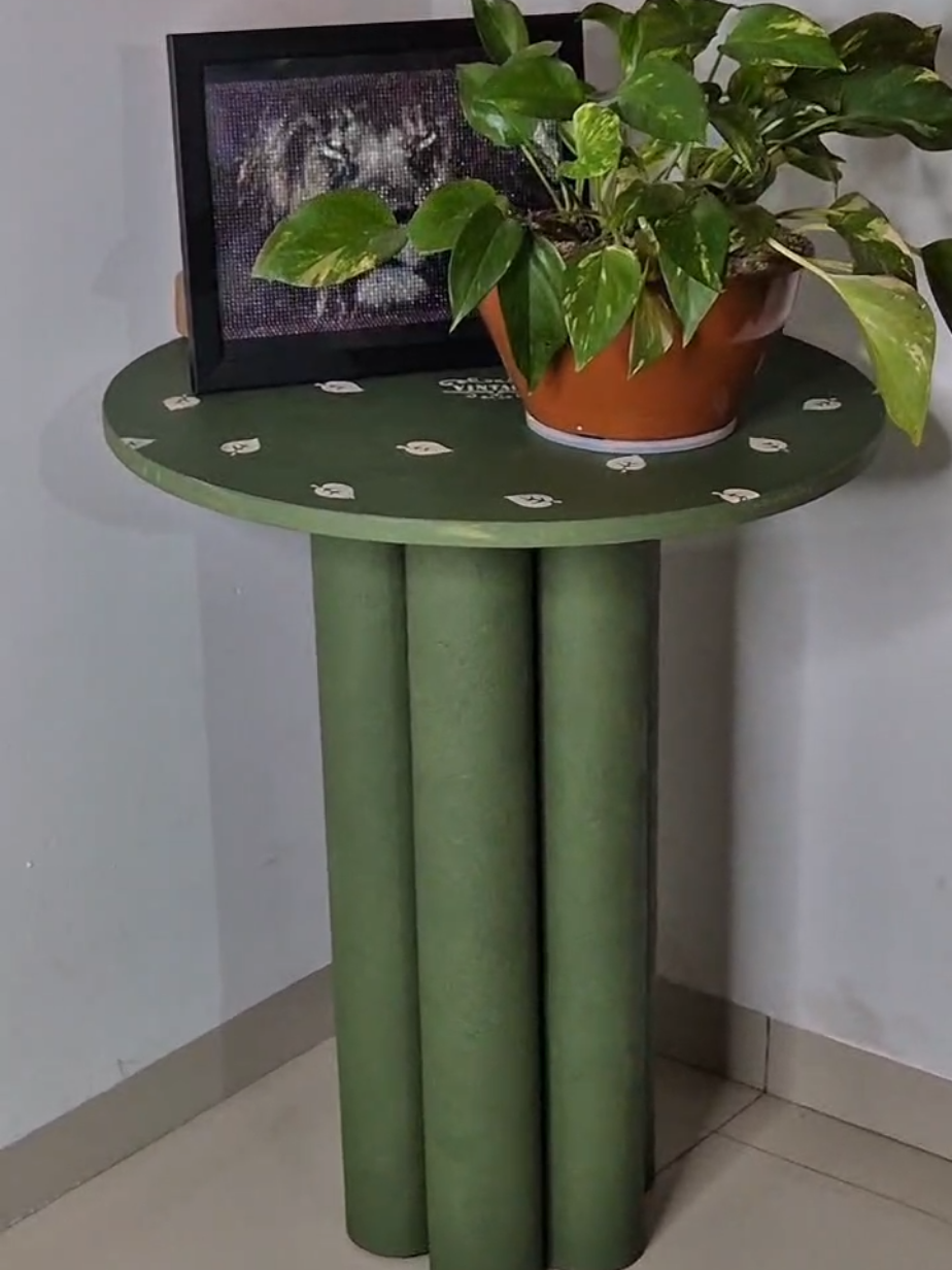 ✨Transformei criatividade em utilidade!✨ Olha essa mesinha que fiz usando tubos de papelão e um tampo de madeira 😍 Uma ideia sustentável, econômica e cheia de estilo! Assista o passo a passo e veja como é possível criar móveis lindos com materiais simples e reaproveitados 💡 Comenta o que achou e marca quem vai amar essa ideia também! 💬👇 #ArtesanatoSustentável #DIYMesinha #ReutilizandoComCriatividade #DecoraçãoFeitaAMão #MóveisCriativos #ArtesanatoComPapelão #IdeiasCriativas #FeitoPorMim #DecorCriativa #ReciclagemComEstilo #MesinhaArtesanal #DecorDoItYourself #ProjetosManuais #InspiraçãoDIY #ArtesanatoSimples #EcoDecoração #DicasDeArtesanato #IdeiasBaratas #CriaçãoComAmor #FaçaVocêMesmo #RecicleECrie #TransformandoMateriais #MóvelFeitoAMão #DIYBrasil #MóveisComPersonalidade @todos