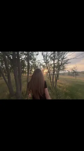 Аляска Янг — это главная героиня романа и сериала «В поисках Аляски». Она умная, красивая, свободолюбивая и эмоционально нестабильная девушка с непростой судьбой. Аляска привлекает окружающих своей загадочностью, но скрывает глубокую внутреннюю боль и чувство вины, которое сильно влияет на её поведение и поступки.#впоискахаляски #аляскаянг #recommendations #fyp 