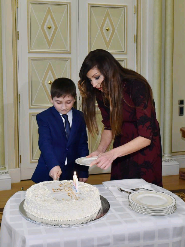 2015-ci il martın 19-da Azərbaycan Respublikasının Prezidenti İlham Əliyev, xanımı Mehriban Əliyeva və ailə üzvləri Gəncənin 11 yaşlı sakini Ümid Həbibovla görüşüblər. Xatırladaq ki, 2014-cü il oktyabrın 18-də Gəncədə səfərdə olarkən Prezident İlham Əliyev və xanımı Mehriban Əliyeva şəhərin gənc sakini Ümid Həbibovla görüşmüşdülər. Dövlətimizin başçısı İlham Əliyev və xanımı Mehriban Əliyeva martın 19-da ad günü münasibətilə Ümid Həbibovu Prezident Sarayına çay süfrəsinə dəvət ediblər. #mehribanaliyeva #firstlady #firstvicepresidentofazerbaijan #ilhamaliyev #baku #azerbaijan 