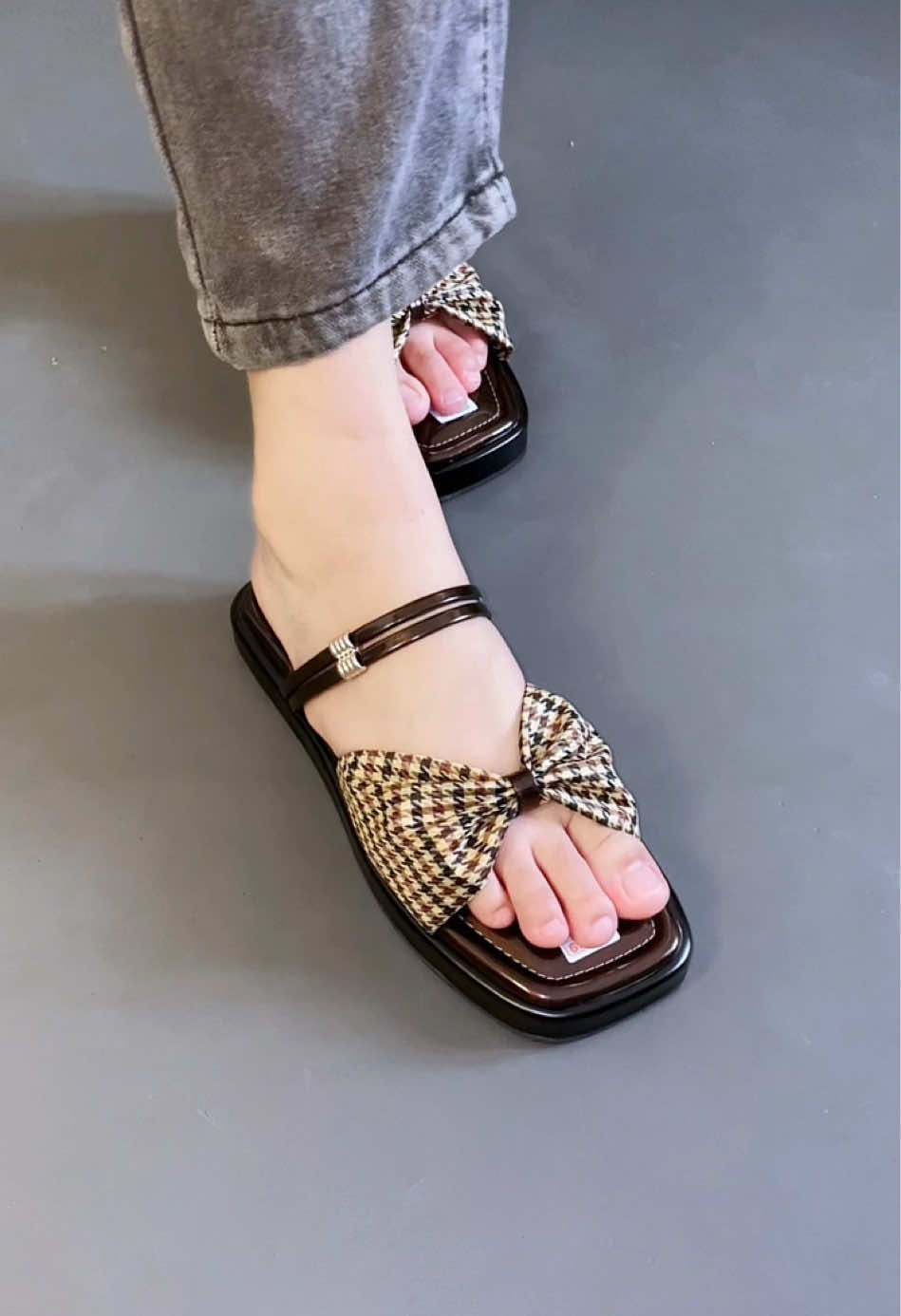 Modelnya cakep kan mana harga nya murah bgtt lagiii #sandal #sandalwanita #sandalviral 