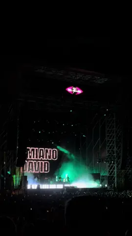 nothing breaks like a heart cover by @Damiano David at @MEOKALORAMA 🩷 #damianodavid #meokalorama #meokalorama2025 #concerts #concert #fyp #music #concertseason #festivalseason #portugal🇵🇹 