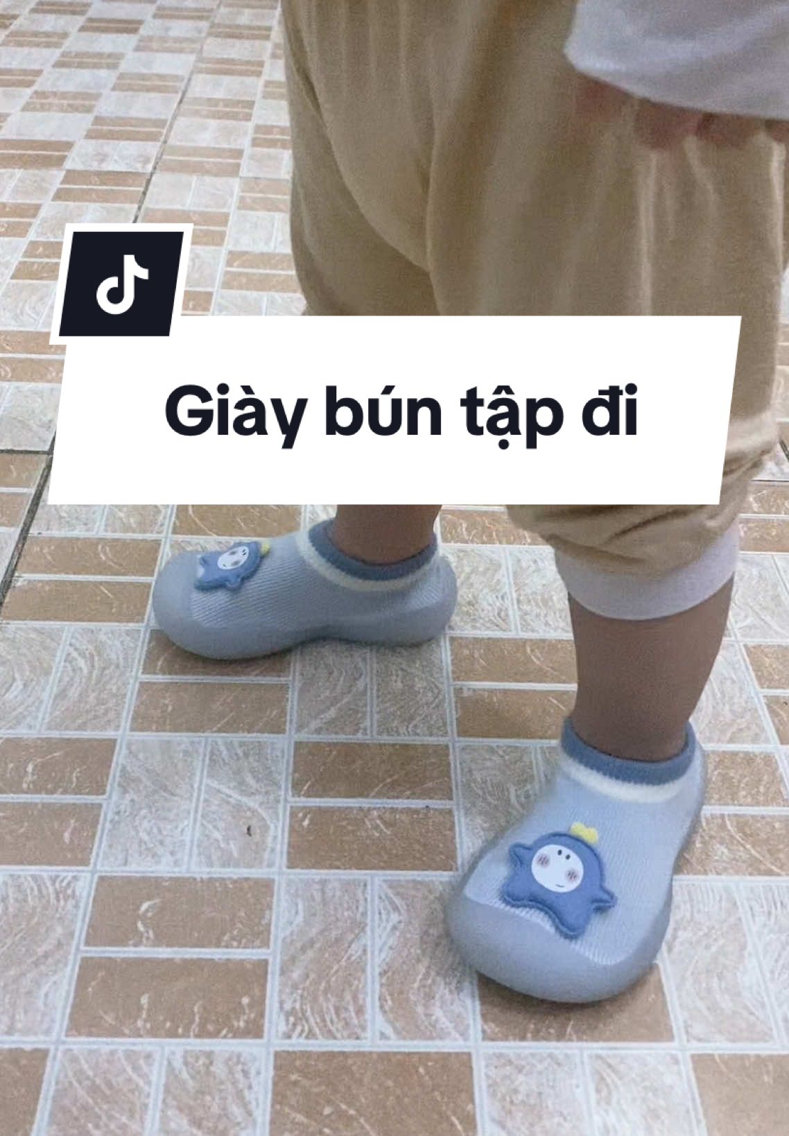Giày mềm kết hợp vớ cho con tập đi #giaybun #giaytapdi #giaytapdichobe #giaybuntapdi #giaytapdidemem #giaytapdichongtruot #giaytapdibegai #giaytapdichobetrai #CapCut 