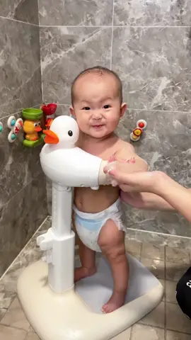 I wish I had this when I was a first-time mom 😭 No back pain, no stress – just a happy baby 💛 Comment LINK & I’ll send it to you! #momlife #babyhack #newmomtips #momfinds #babymusthaves #parentinghacks #babybathstand #tiktokmademebuyit 