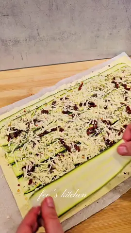 ✨ Zucchini-Ricotta mit Blätterteig – einfach, leicht & sooo lecker! 😍 Ein Rezept, das nach Sommer schmeckt und super schnell gemacht ist. Perfekt als Snack, Beilage oder leichtes Abendessen! 💚🥒 Zutaten: 🥐 1 Rolle Blätterteig 🥒 1 Zucchini (mit dem Schäler oder der Mandoline in feine Streifen schneiden) 🧀 250 g Ricotta 🍅 Getrocknete Tomaten (klein geschnitten) 🧂 Italienische Gewürzmischung 🧀 Mozzarella & Parmesan 🥚 1 Ei (zum Bestreichen) 🫒 Etwas Olivenöl So geht’s: 1. Blätterteig wie im Video an den Rändern einschneiden und mit einer Gabel einstechen. 2. Ricotta auf dem Teig verteilen. 3. Eine Schicht Zucchini-Streifen darauflegen. 4. Mit italienischen Gewürzen und den getrockneten Tomaten bestreuen. 5. Etwas geriebenen Mozzarella drübergeben. 6. Noch eine Schicht Zucchini darauflegen und mit Parmesan bestreuen. 7. Etwas Olivenöl darüberträufeln. 8. Die Teigränder mit verquirltem Ei bepinseln. 9. Im vorgeheizten Ofen bei 180 °C ca. 15–20 Minuten goldbraun backen. Knusprig, cremig, würzig – diese Tarte ist ein echter Genuss! 😋 Speichern nicht vergessen 💾 & gerne nachmachen! 💬 #fypシ #EasyRecipe #fastfood #desert #puffpastry #blätterteig #einfach #food #Recipe #cooking #deliciousfood #fouryou #creatorsearchinsights  #foodtrend #foryoupageシ #yummyfood #recetas 