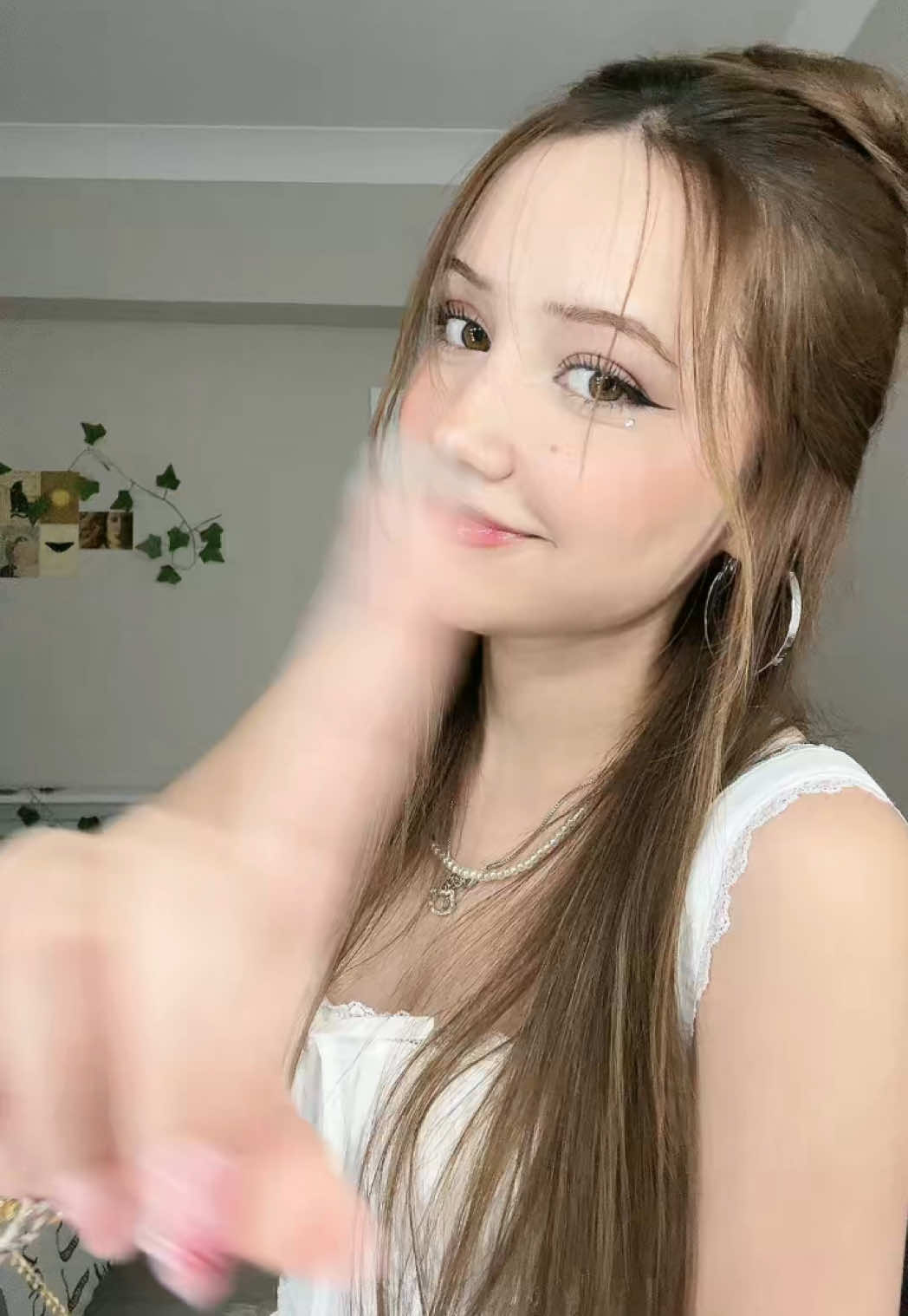 üstümde beyaz gömleek