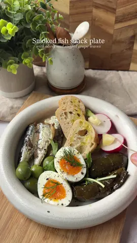 The ultimate tinned fish snack plate 🐟 Ingredients: @vitalfarms soft boiled egg with dill Tinned sardines in olive oil Olives Radish with butter and salt Stuffed grape leaves Arugula Baguette with olive oil #tinnedfish #snack #snackplate #lunch #lunchplate #healthyfood #sardines #snackfood #vitalfarms #eggs #highprotein #vitalfarmsvff @Vital Farms 