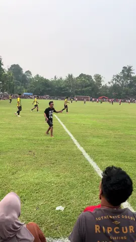 Pagergunung open di ramaikan oleh artise pekalongan @aong musisi ecek ikut mendukung Sidorejo FC juara 🔥✊🏽 mantap bolo🤝 #tarkam #sepakbolaindonesia #liga1 #pssi #ligaindonesia #fypシ #fypシ゚viral #fypage #fyppppppppppppppppppppppp #lewatberanda 