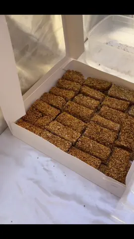 في كل قطعة سمسمية، نكهة أصيلة ودفا الطعم العراقي 💛 وشكراً من القلب لكل زبون يتفهم إن الشغل اليدوي ياخذ وقت، ويستاهل الانتظار 🌿✨ أنتم سبب الاستمرار والحب بكل تفصيلة 💫” #GoldenBites #سمسمية #حلويات_مميزة #الزبون_الواعي #طعم_ما_ينتنسى