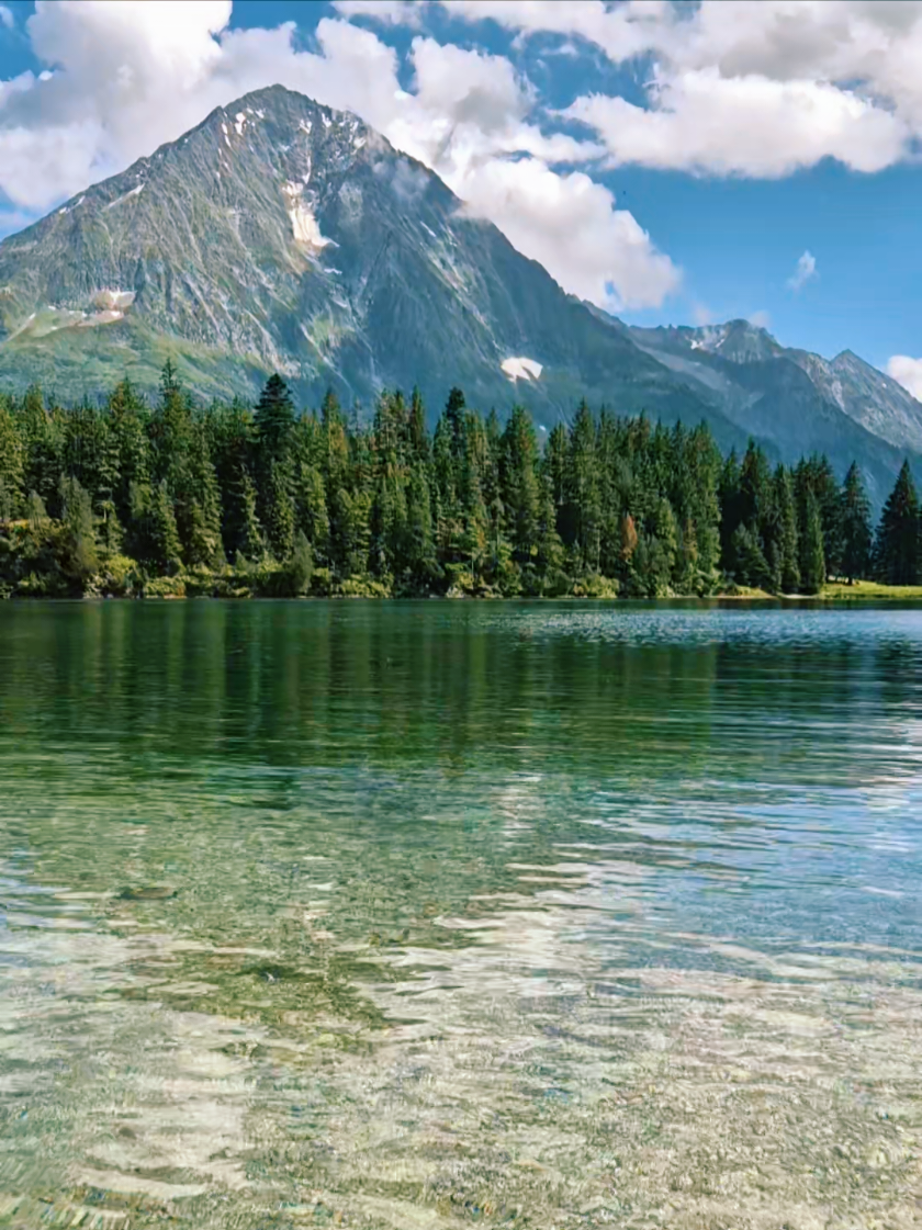 Crystal clear lake 🇨🇭⛰️ #lake #mountain #swissalps #nature #goodvibes #views #naturevibes #freedom #calm #relaxing #wanderer  #naturelover #switzerland #travel #landscape #clearwater  #scenery #serenity #beautiful 