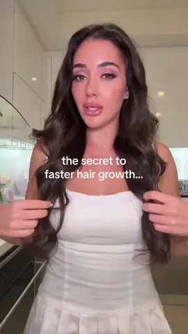 if you actually want to grow long hair faster you need to start weekly hair oiling— I promise you also can grow beautiful long hair! you know I always give you my best glow up tips so make sure to follow for more 🤍✨ #hairgrowthtips #hairgrowthoil #hairgrowthhacks #glowuptips 