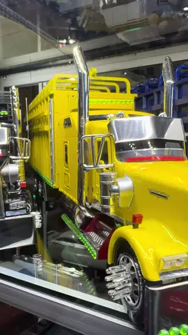 #traileresdelujo #trucks #tortoneros #tractomulascolombia🇨🇴 #volteosmamalones #trailerosmexicanos🇲🇽💯😎 #trucksusa🇺🇸🇺🇸 #peterbilt379 #peterbilt #freightliner #volvotruck #camioneschingones #tortonerosdecorazon😎 #camionesescala 
