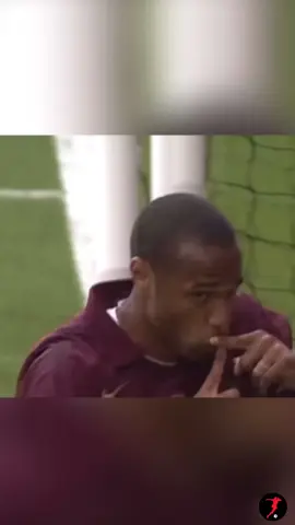 Thierry Henry quick Freekick. #thierryhenry #freekick #arsenal #chelsea #footballtiktok #footballvideo #tiktokfootball 